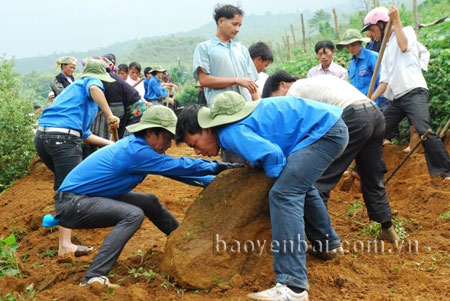 Các đội viên tình nguyện tham gia công trình mở đường tại bản Đá Đen, xã Nậm Có, huyện Mù Cang Chải.