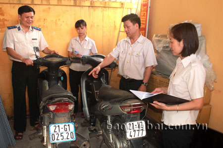 Lãnh đạo Chi cục Thi hành án dân sự huyện Văn Chấn kiểm tra vật chứng thu giữ.