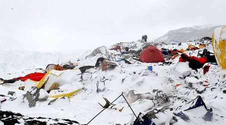 Tuyết lở tại khu vực cắm trại trên núi Everest sau trận động đất.