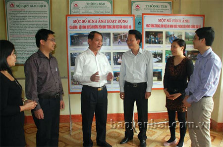 Đồng chí Trần Công Thành - Phó bí thư Thường trực Thành ủy Yên Bái (thứ 3, trái sang) trao đổi với cán bộ phường Yên Ninh về công tác xây dựng Đảng hiện nay.
