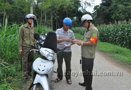 Tổ tuần tra Công an xã Hòa Cuông kiểm tra giấy tờ người điều khiển xe gắn máy.
