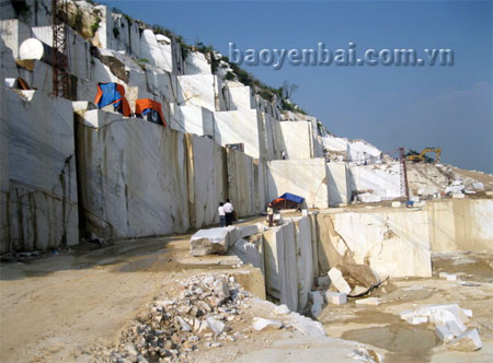 Các doanh nghiệp khai thác đá hoa trắng trên địa bàn huyện Lục Yên.
