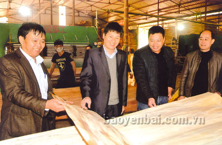 Đồng chí Ngô Hạnh Phúc  - Bí thư Thành ủy Yên Bái (thứ 2, trái sang) kiểm tra sản xuất tại Cụm công nghiệp Đầm Hồng.