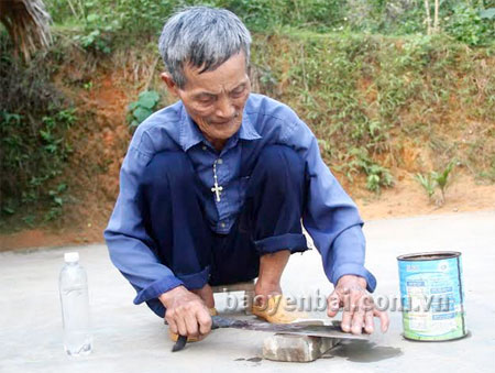 Ở tuổi 84, ông Châu vẫn miệt mài kiếm sống bằng nghề mài dao kéo.

