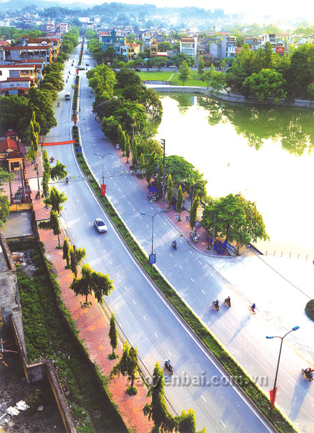 Hạ tầng thành phố ngày càng được hoàn thiện phục vụ phát triển kinh tế - xã hội.
   Ảnh: Đường Nguyễn Thái Học, thành phố Yên Bái.
(Ảnh: Thanh Miền)