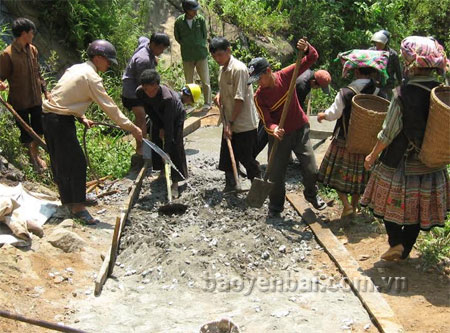 Người dân thôn Đầu Cầu xã Xà Hồ tham gia kiên cố hóa mặt đường giao thông nông thôn.

