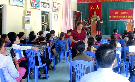 Một buổi tư vấn sức khỏe tiền hôn nhân ở phường Nguyễn Phúc (thành phố Yên Bái).
