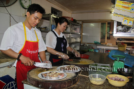 Nhà hàng Tùng Dương là một trong những cơ sở kinh doanh dịch vụ ăn uống chấp hành nghiêm VSATTP trên địa bàn thành phố Yên Bái.
