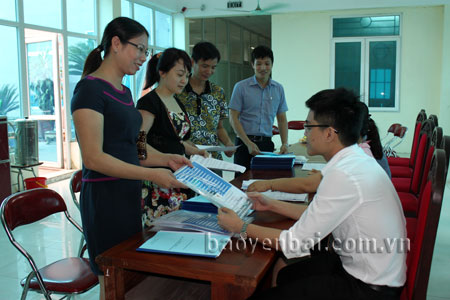 Cán bộ Cục Thuế tỉnh phát tài liệu tập huấn cho doanh nghiệp về phương pháp nộp thuế điện tử.
(Ảnh: Quang Thiều)