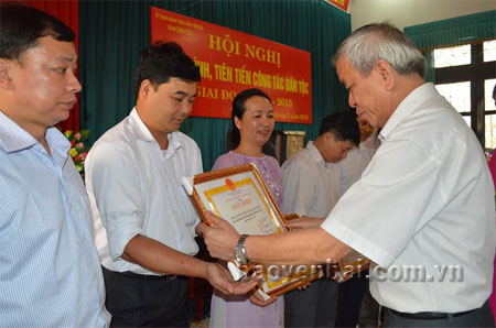 Đồng chí Hoàng Trung Năng - Trưởng ban Dân tộc tỉnh tặng giấy khen cho các tập thể có thành tích xuất sắc trong phong trào thi đua yêu nước giai đoạn 2010 - 2015.