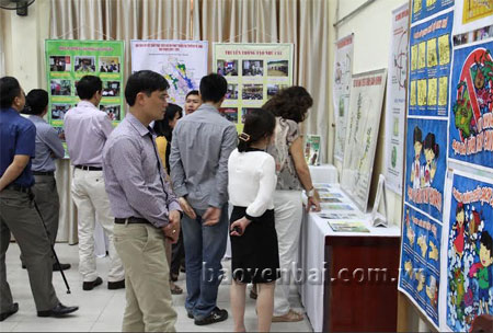 Các đại biểu tham quan phần trưng bày “Hội chợ thông tin truyền thông” của Dự án.