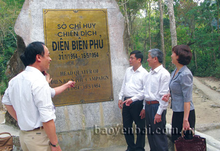 Cán bộ, phóng viên báo Đảng các tỉnh trung du, miền núi phía Bắc thăm Di tích sở chỉ huy Chiến dịch Điện Biên Phủ.
