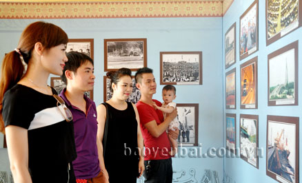 Nhiều bạn trẻ thành phố Yên Bái tới tham quan triển lãm ảnh.