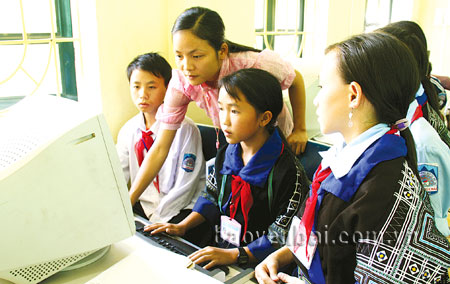 Giờ học Tin học của các em học sinh Trường Phổ thông dân tộc nội trú - Trung học cơ sở huyện Mù Cang Chải.