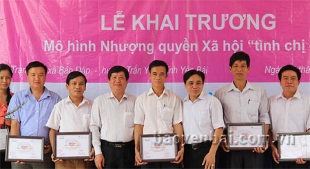 Đại diện trạm y tế 10 xã, thị trấn trên địa bàn huyện Trấn Yên nhận giấy chứng nhận tham gia mạng lưới mô hình nhượng quyền xã hội 