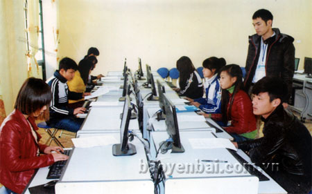 Học sinh TTDN&GDTX huyện Yên Bình thực hành môn Tin học.
