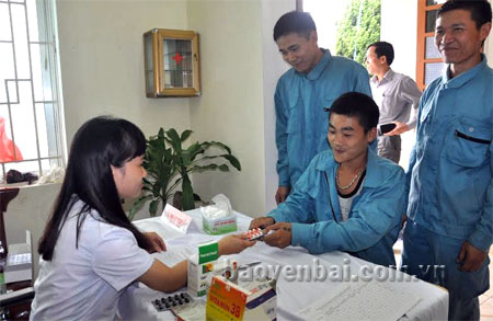 Thành viên đoàn thầy thuốc trẻ tình nguyện (Hội Thầy thuốc trẻ tỉnh Yên Bái) phát thuốc cho công nhân Khu công nghiệp phía Nam, thành phố Yên Bái trong Tháng Công nhân năm 2015.
(Ảnh: Mai Linh)