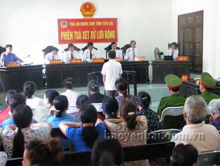 Phiên toà lưu động xét xử sơ thẩm vụ án  bị cáo phạm tội giết người tại huyện Yên Bình.
