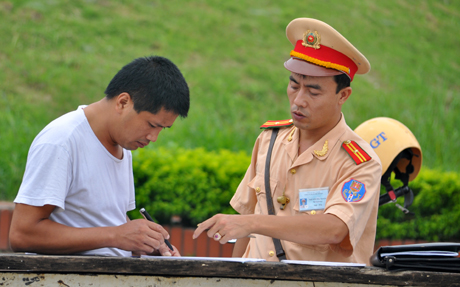 Lực lượng cảnh sát giao thông thành phố Yên Bái lập biên bản xử lý người vi phạm.