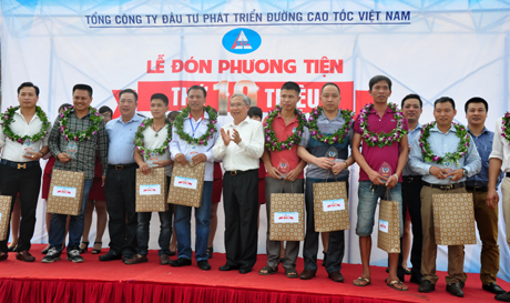 Tổng công ty Đầu tư phát triển đường cao tốc Việt Nam (VEC) trao quà, hoa và tặng phẩm cho khách hàng thứ 10 triệu và 5 khách hàng trước và sau mốc 10 triệu.