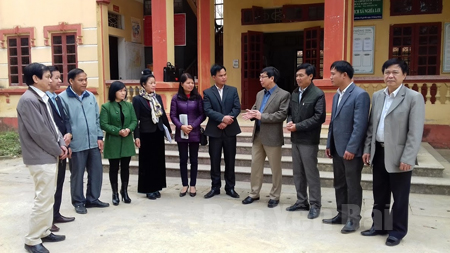 Các đồng chí lãnh đạo tỉnh và thị xã Nghĩa Lộ trao đổi về công tác cán bộ tại xã Nghĩa Lợi.