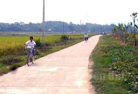 Đường giao thông nông thôn vào xã Yên Bình được đầu tư khang trang.
