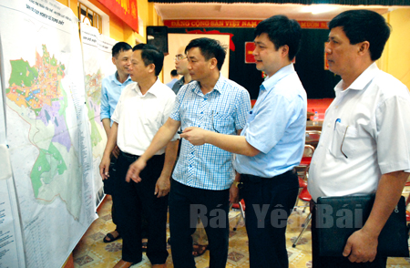 Các đồng chí lãnh đạo huyện Lục Yên nghe đại diện Công ty TNHH Tư vấn và Đầu tư xây dựng Yên Bái thuyết minh quy hoạch.