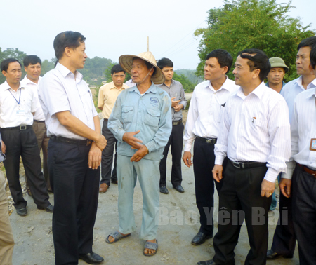 Các đồng chí lãnh đạo tỉnh và bộ, ngành trung ương thực tế mô hình xây dựng nông thôn mới ở xã Báo Đáp (Trấn Yên).