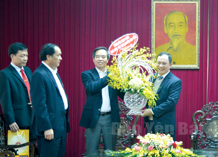 Thống đốc Ngân hàng Nhà nước Việt Nam Nguyễn Văn Bình (nay là Ủy viên Bộ Chính trị, Trưởng ban Kinh tế Trung ương) tặng hoa chúc mừng đồng chí Bí thư Tỉnh ủy Phạm Duy Cường nhân tổ chức thành công Đại hội XVIII Đảng bộ tỉnh.