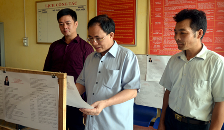 Bí thư Tỉnh ủy Phạm Duy Cường kiểm tra niêm yết danh sách các ứng cử viên đại biểu Quốc hội và đại biểu HDND các cấp tại xã văn Lãng