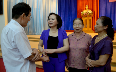 Chủ tịch UBND tỉnh Phạm Thị Thanh Trà gặp gỡ, trao đổi với các bí thư chi bộ, tổ trưởng dân phố trên địa bàn thành phố Yên Bái.