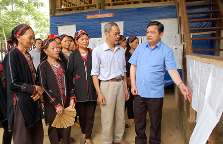 Phó bí thư Thường trực Tỉnh ủy Dương Văn Thống kiểm tra công tác chuẩn bị bầu cử tại thôn Ngòi Kè, xã Bảo Ái