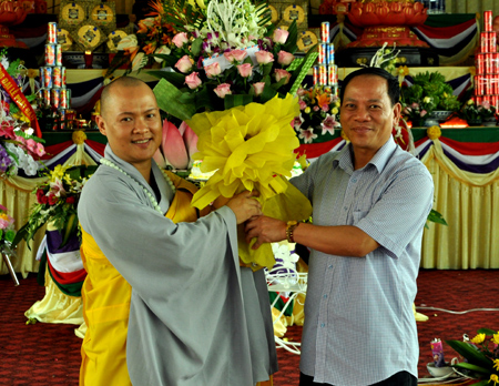 Trưởng ban Dân vận Tỉnh ủy Triệu Tiến Thịnh tặng hoa chúc mừng nhà chùa và các tăng ni, phật tử.