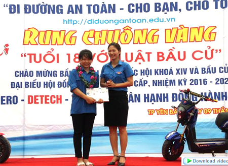 Em Hoàng Thuý Ngân - học sinh lớp 12 chuyên Văn đã xuất sắc vượt qua 44 bạn cùng thi để rung chuông vàng