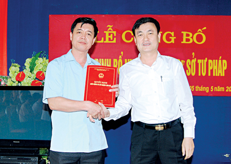 Đồng chí Nguyễn Chiến Thắng - Phó Chủ tịch UBND tỉnh trao Quyết định bổ nhiệm của UBND tỉnh cho ông Nguyễn Huy Cường.
