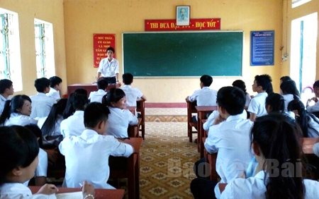 Thầy giáo Lê Văn Cường trong giờ lên lớp.

