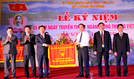 Thừa ủy quyền  của Thủ tướng Chính phủ, đồng chí Tạ Văn Long - Phó chủ tịch Thường trực UBND tỉnh trao cờ thi đua xuất sắc của Chính phủ cho Sở Công thương tỉnh Yên Bái