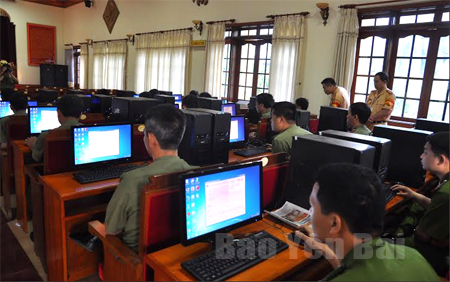 Các thí sinh thực hiện bài thi lý thuyết trên máy vi tính.