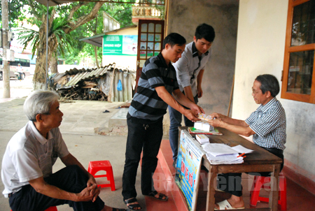 Cán bộ Văn phòng đại diện Công ty trách nhiệm hữu hạn Nhà nước Một thành viên XSKT Yên Bái gieo vé XSKT miền Bắc cho ông Nguyễn Xuân Chính - một đại lý của Công ty ở thị trấn Cổ Phúc.