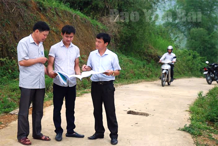 Lãnh đạo Phòng Dân tộc và xã Khánh Thiện (Lục Yên) kiểm tra đường thôn Khe Phay đi thôn Làng Giàu, xã Khánh Thiện mới được đầu tư bằng nguồn vốn Chương trình 135.