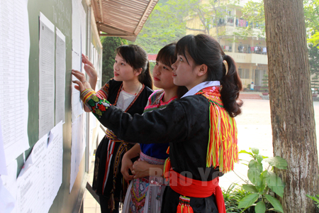 Học sinh Trường PTDT nội trú THPT tỉnh Yên Bái xem danh sách cử tri được niêm yết trên bảng tin của Trường.
