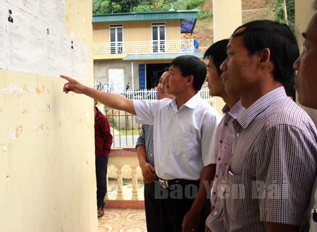 Lãnh đạo huyện Mù Cang Chải kiểm tra công tác bầu cử tại xã Cao Phạ.