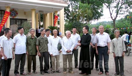 Linh mục và bà con giáo dân xã An Thịnh (Văn Yên) trao đổi về quyền và trách nhiệm của cử tri.