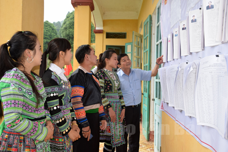 Đồng chí Trần Văn Mộc - Bí thư Huyện ủy Văn Chấn (bên phải) kiểm tra công tác chuẩn bị bầu cử ở xã Suối Giàng.
