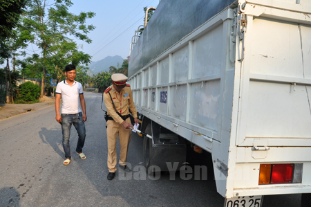 Lực lượng cảnh sát giao thông huyện Lục Yên kiểm tra các phương tiện xe tải lưu thông trên địa bàn huyện.