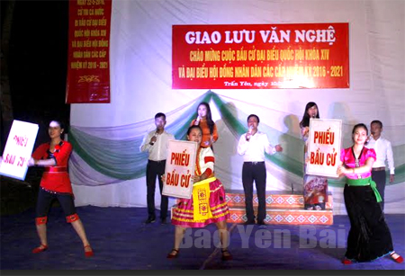 Câu lạc bộ phối hợp cùng Đội Tuyên truyền lưu động huyện Trấn Yên biểu diễn văn nghệ tuyên truyền cho ngày bầu cử.
