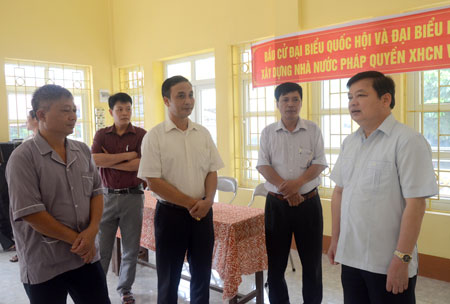 Phó bí thư Thường trực Tỉnh ủy Dương Văn Thống cùng đoàn công tác kiểm tra công tác chuẩn bị bầu cử tại khu vực bỏ phiếu số 5, thị trấn Yên Thế, huyện Lục Yên.