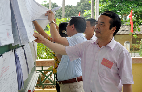 Phó chủ tịch UBND tỉnh kiểm tra danh sách cử tri xã Đào Thịnh.