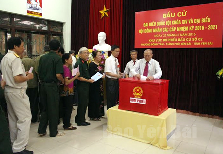 Ngay sau khi  khai mạc, đông đảo cử tri phường Đồng Tâm đi bỏ phiếu. (Ảnh: Minh Huyền) 
