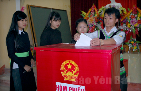 Các cử tri Trường Phổ thông Dân tộc nội trú THPT tỉnh Yên Bái đi bỏ phiếu thực hiện quyền và nghĩa vụ công dân.